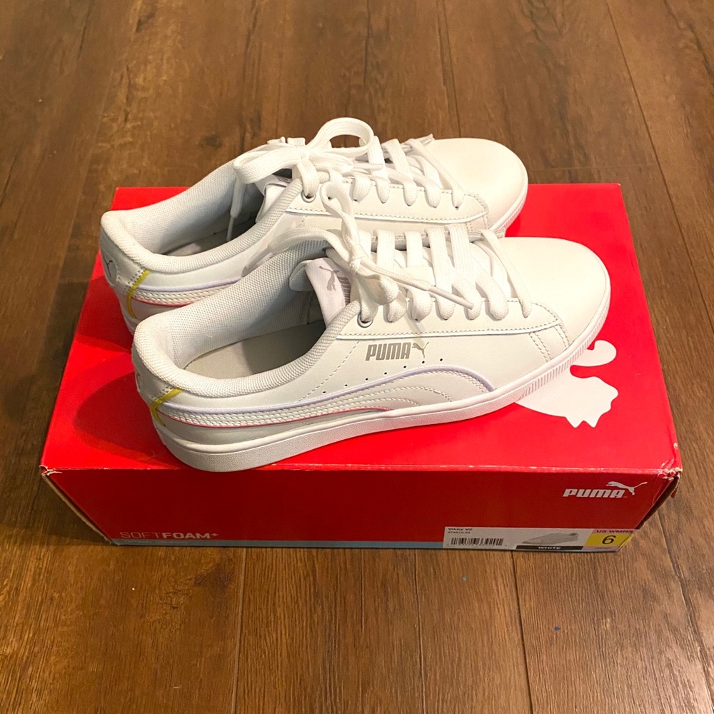 NWOT Puma Vicky V2 Sneakers